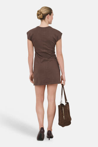 Robe marron à manches courtes de ONLY®, vue de dos avec couture verticale et un sac en daim.
