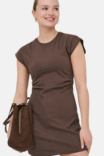 Robe marron à manches courtes ONLY®, avec col rond, coutures verticales et un sac en daim marron.