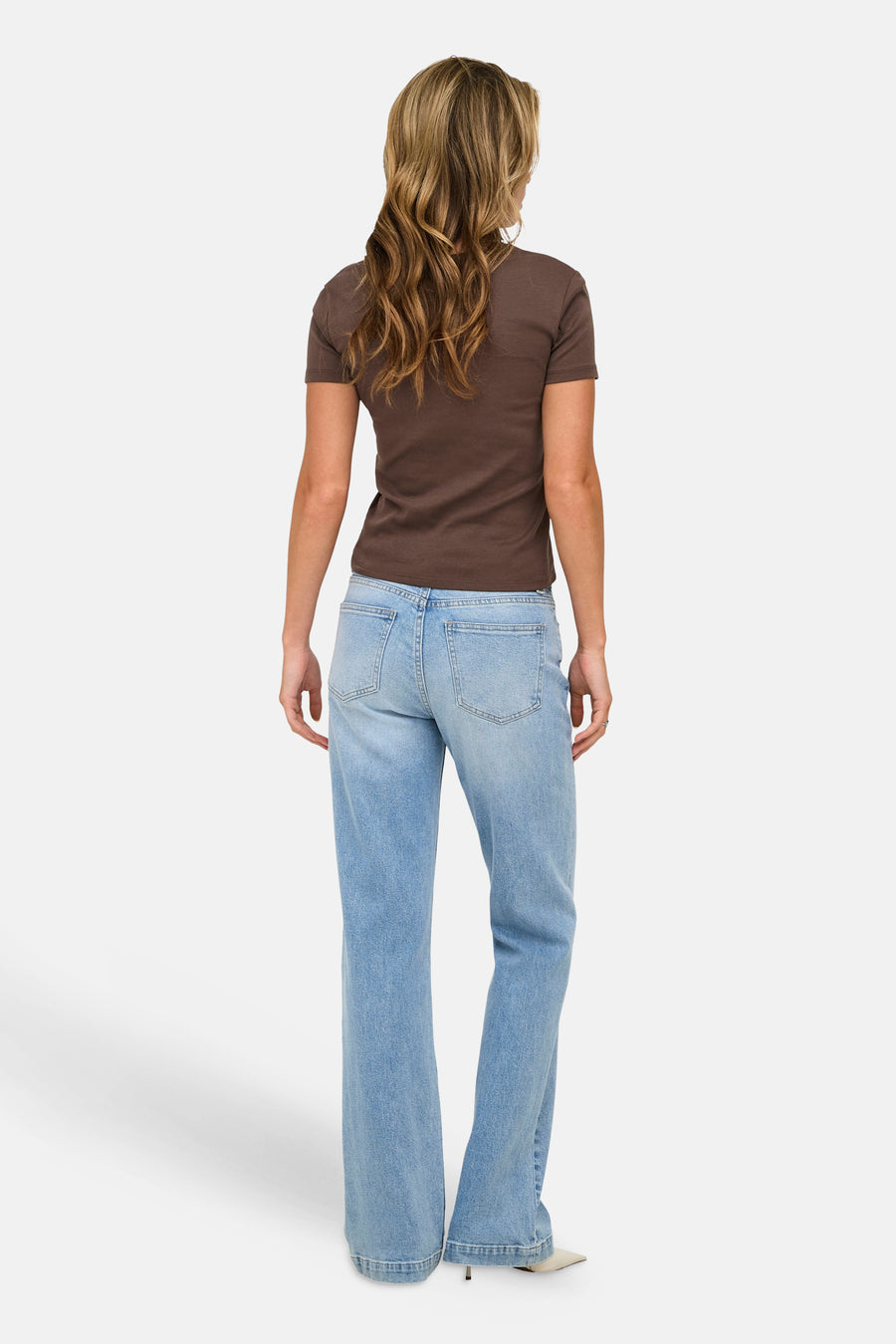 Bruine korte mouwen t-shirt van ONLY®, achterzijde, strak model, gedragen met lichtblauwe flared jeans