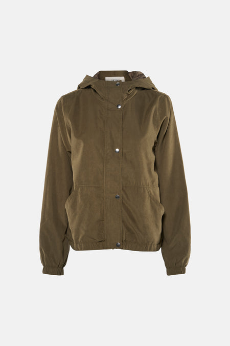 Veste verte de JDY, avec une capuche, une coupe courte et des détails élastiques à l'ourlet et aux poignets.