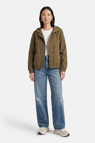 Veste courte verte de JDY, avec capuche, manches longues et jean droit déchiré.