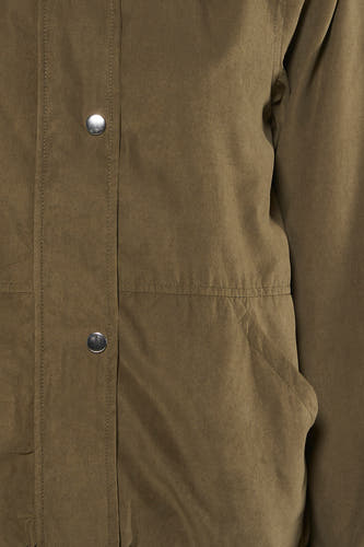 Veste courte verte de JDY, avec boutons-pression argentés et une poche latérale.