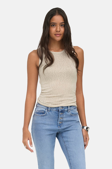 Beige tanktop van ONLY® met ronde hals, strakke pasvorm, gedragen met blauwe jeans en zilveren armband, front view