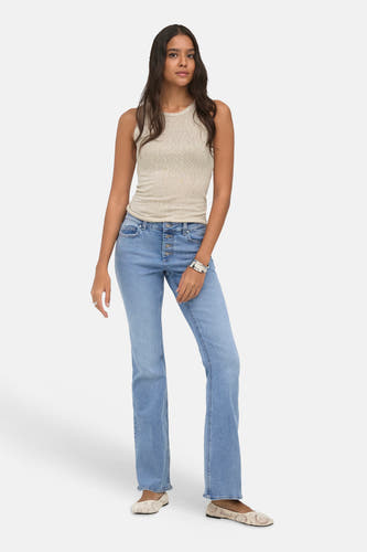 Beige tanktop van ONLY® met ronde hals, gedragen met blauwe jeans en lichte loafers, front view