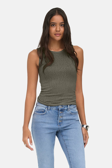 Groene tanktop van ONLY® met ronde hals, strakke pasvorm, gedragen met blauwe jeans en zilveren armband, front view