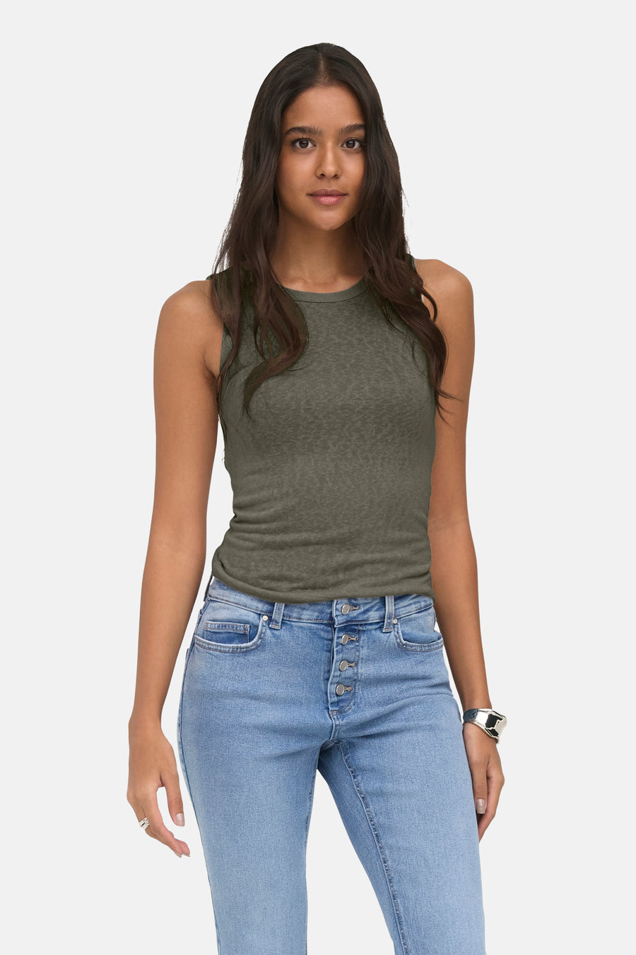 Groene tanktop van ONLY® met ronde hals, strakke pasvorm, gedragen met blauwe jeans en zilveren armband, front view