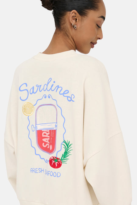 Pull beige ONLY® avec un imprimé graphique 'Sardines' d'une boîte de conserve, d'un citron et d'une tomate dans le dos.
