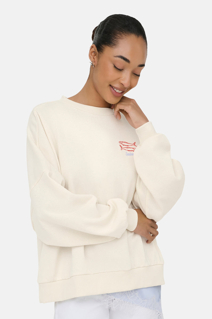 Pull beige à col rond de ONLY, avec broderies de sardines rouges et larges bords côtelés.