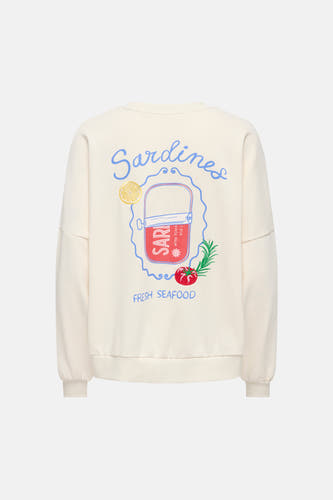 Un pull beige de ONLY® avec un imprimé coloré 'Sardines' au dos, représentant une boîte de conserve, du citron, de la tomate, du romarin et 'FRESH SEAFOOD'.