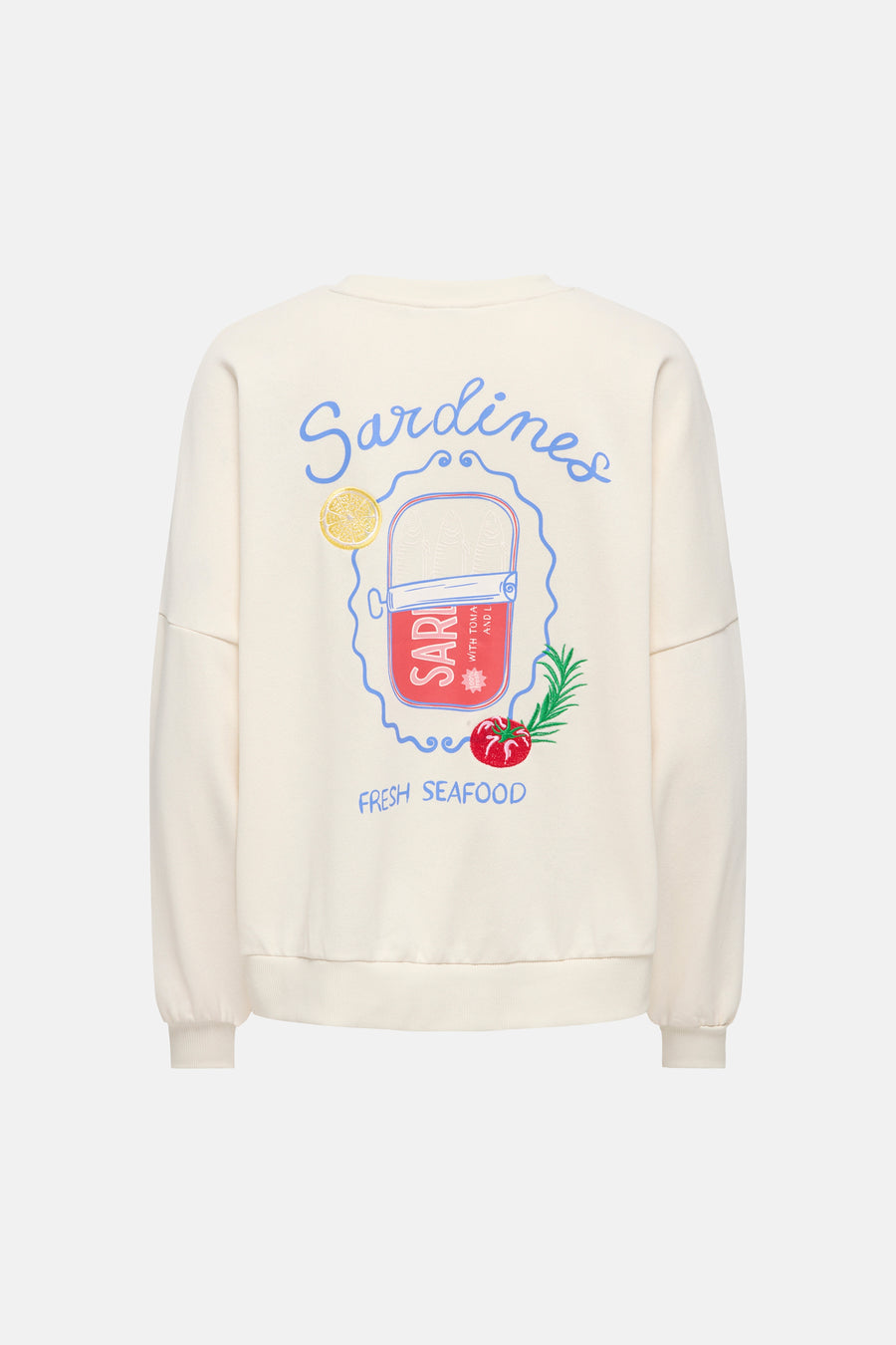 Un pull beige de ONLY® avec un imprimé coloré 'Sardines' au dos, représentant une boîte de conserve, du citron, de la tomate, du romarin et 'FRESH SEAFOOD'.