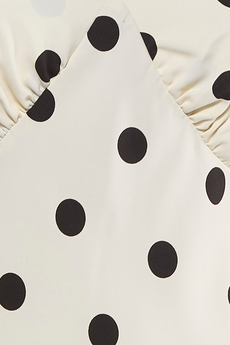 Robe courte écru à manches courtes de JDY, avec un motif à pois et des détails plissés.