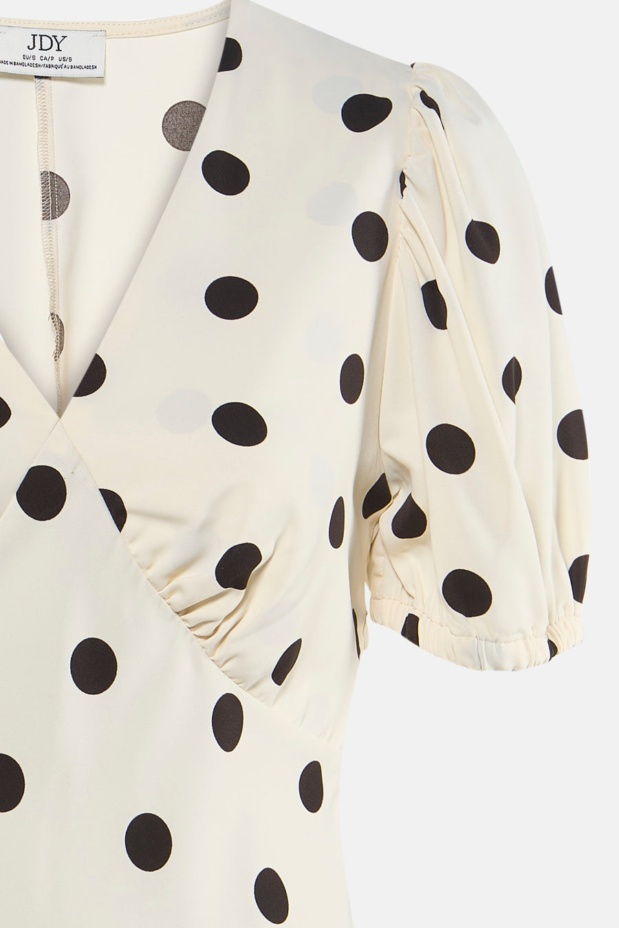 Robe courte écru à manches courtes de JDY, avec un motif à pois et des détails plissés.