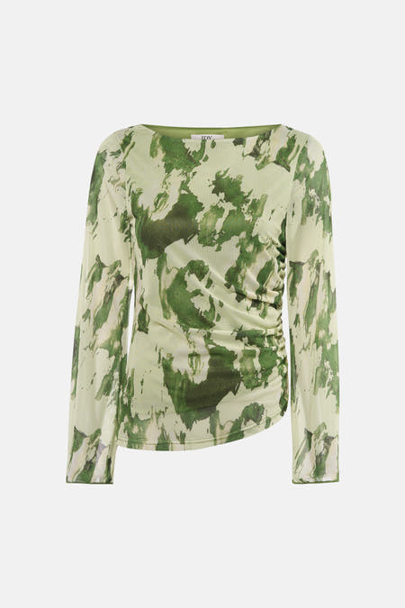 T-shirt à manches longues vert de JDY, avec un imprimé camouflage abstrait, porté avec un pantalon noir évasé et des escarpins.