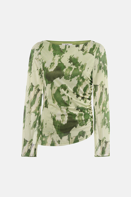 T-shirt à manches longues vert de JDY, avec un imprimé camouflage abstrait, porté avec un pantalon noir évasé et des escarpins.