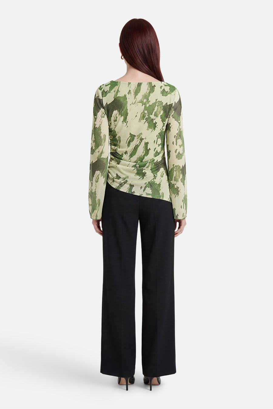 T-shirt à manches longues vert JDY, avec motif camouflage et associé à un pantalon noir.