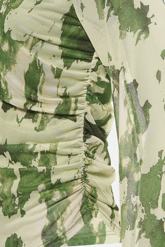 T-shirt à manches longues vert de JDY, avec un motif camouflage abstrait vert et des volants sur le côté.