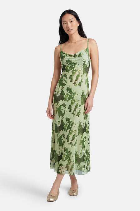 Robe sans manches verte de JDY avec un motif camouflage chiné et de fines bretelles.