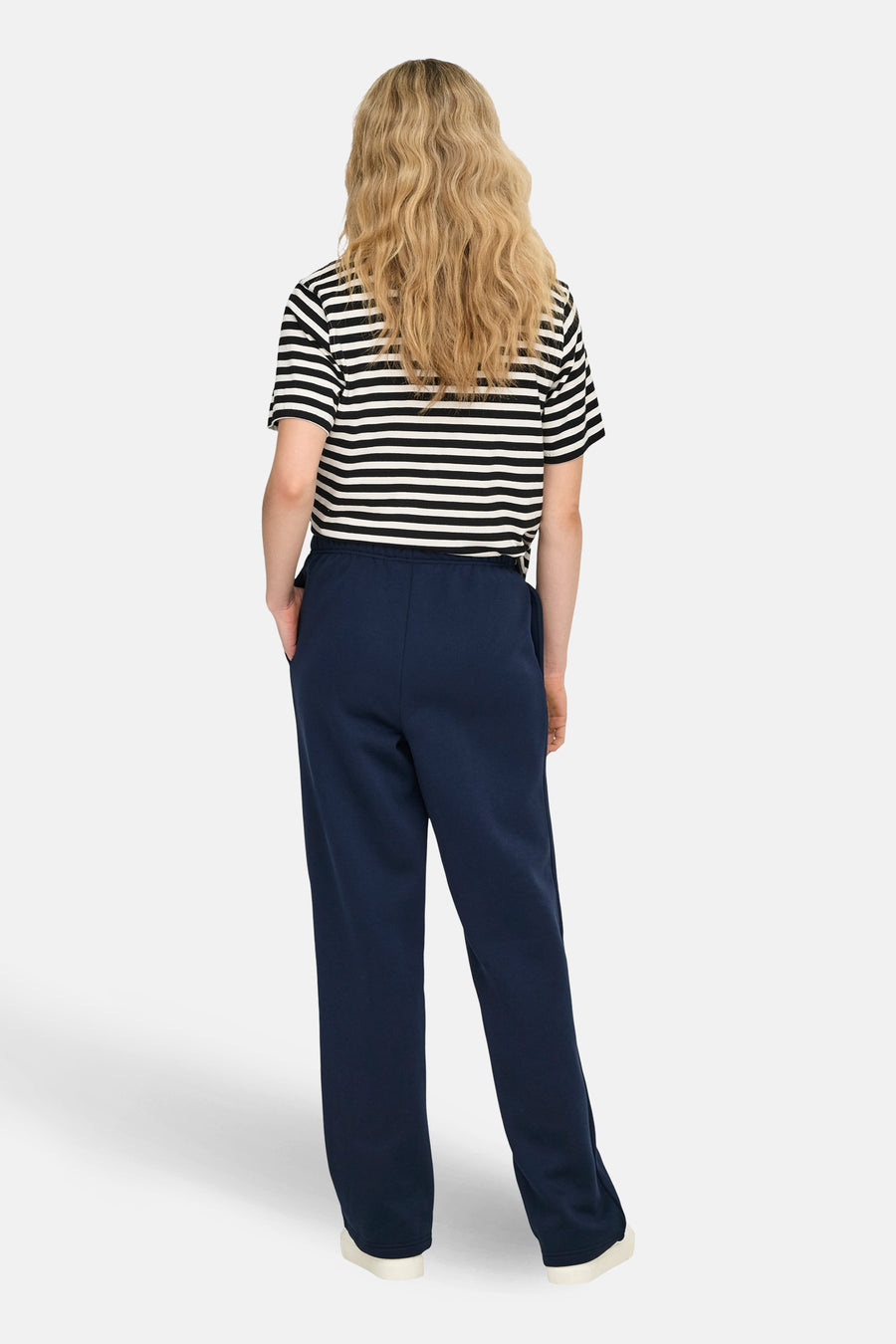 Pantalon de jogging bleu, de ONLY®, à jambes larges et poches latérales, vu de dos.