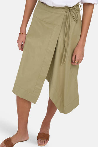 Groene 3/4 rok van JDY met wrapdetail en strik, asymmetrische zoom, voorzijde weergave