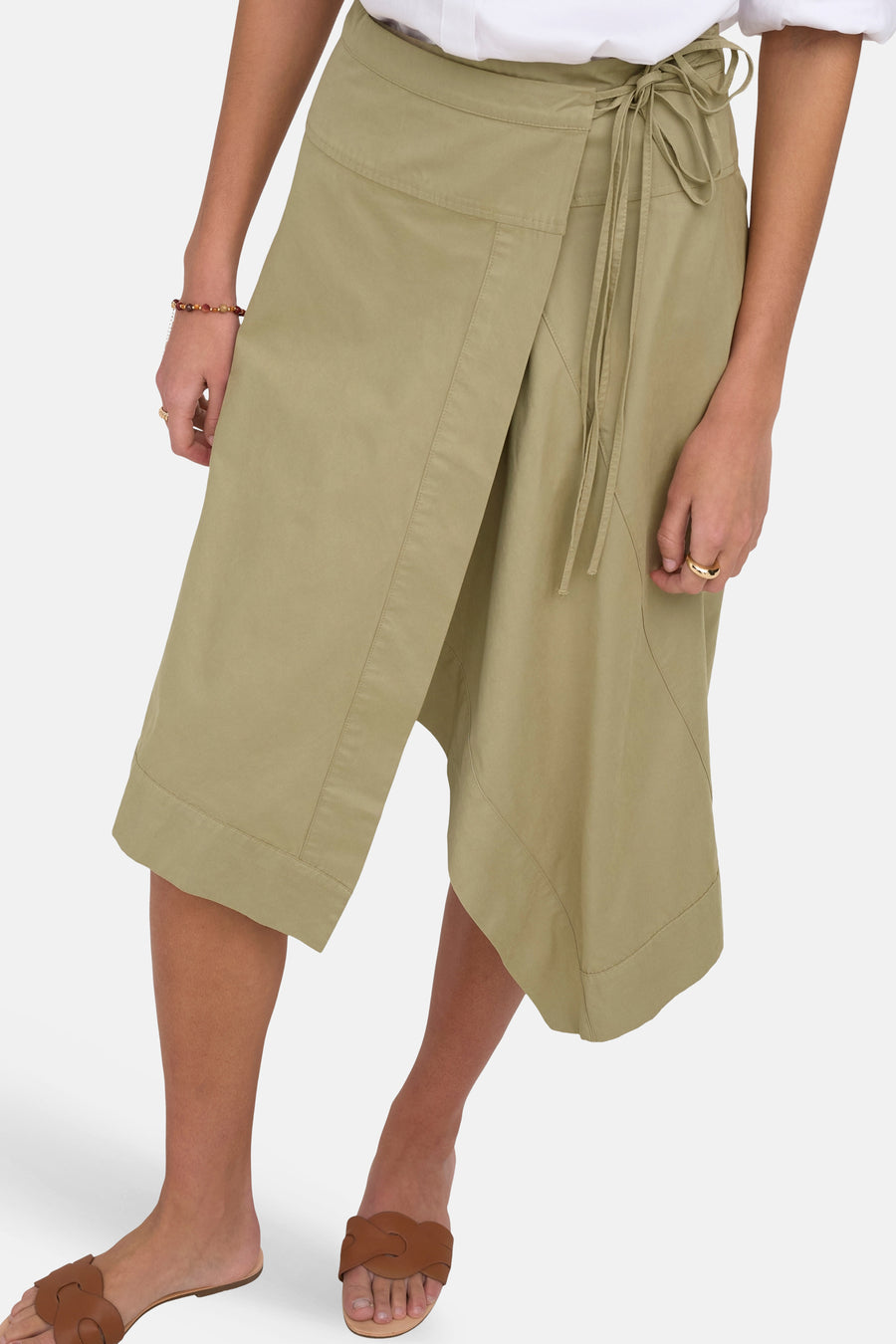 Groene 3/4 rok van JDY met wrapdetail en strik, asymmetrische zoom, voorzijde weergave