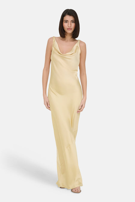 Robe sans manches jaune de JDY, avec une texture satinée lisse et un élégant col bénitier.