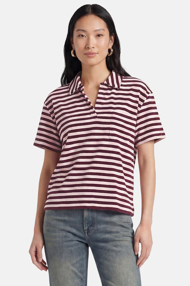 Polo à manches courtes rayée rose clair et bordeaux de JDY, avec col, col en V et poche poitrine, portée par un mannequin.