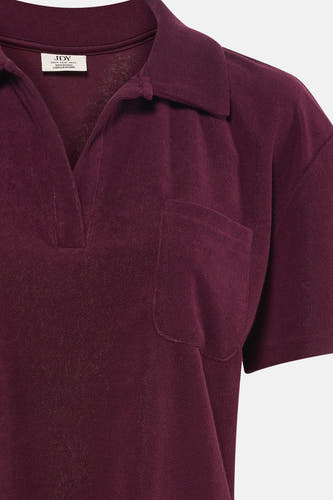 Polo violet à manches courtes de JDY, avec col, col en V, poche poitrine et texture douce.