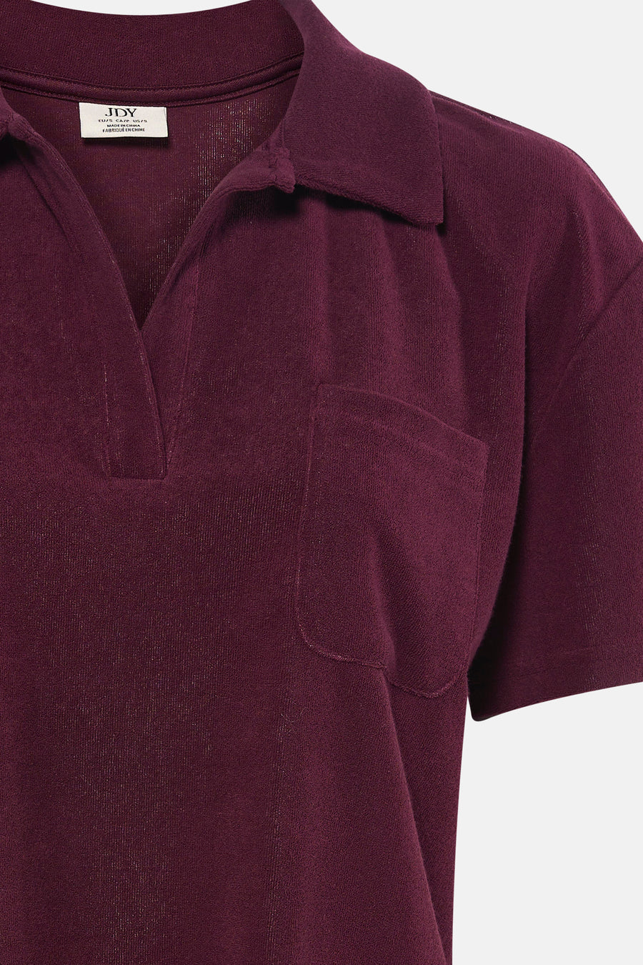 Polo violet à manches courtes de JDY, avec col, col en V, poche poitrine et texture douce.