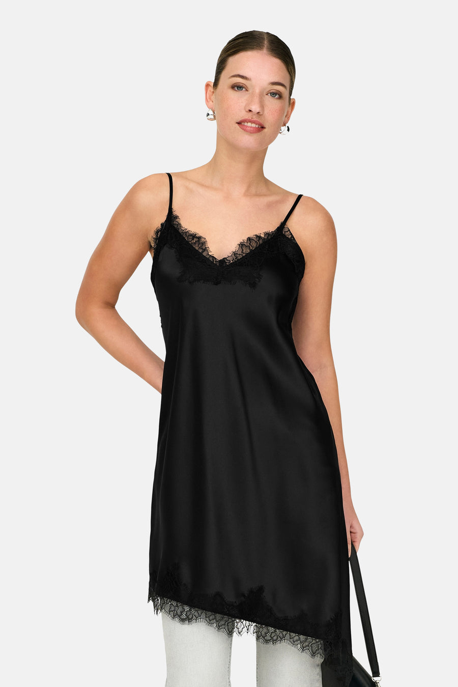 Robe noire sans manches de ONLY, avec détails en dentelle à l'encolure et à l'ourlet.