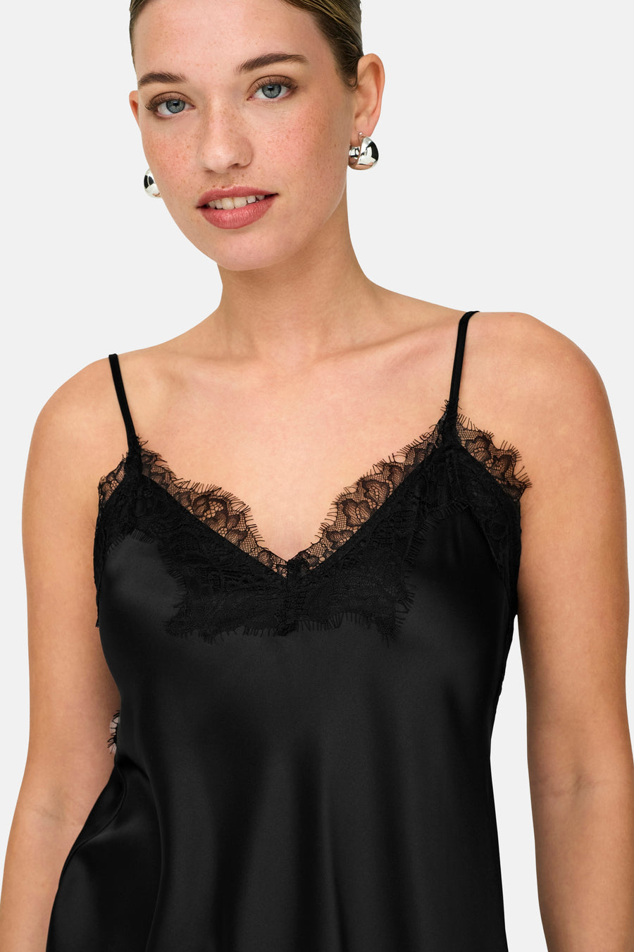 Robe noire sans manches de ONLY, avec finition en dentelle le long de l'encolure et fines bretelles.