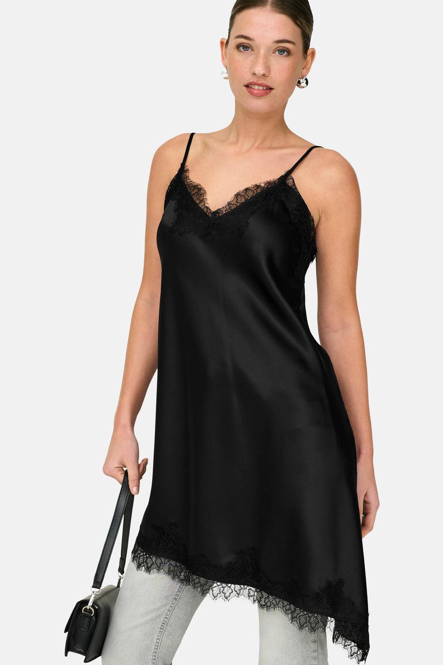 Robe noire sans manches de ONLY, avec détails en dentelle à l'encolure et à l'ourlet.