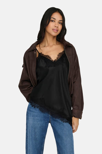 Chemisier noir de ONLY®, avec détails en dentelle et une veste marron et un jean.