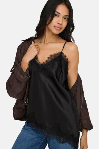 Chemisier noir sans manches de ONLY, avec détails en dentelle en haut et en bas, combiné avec une veste marron et un jean bleu.