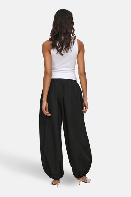 Pantalon noir ONLY, à jambes larges et taille élastique, vu de dos.