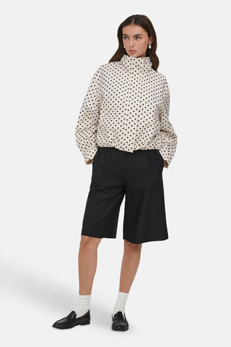 Witte korte jas van ONLY® met zwarte stippen, hoge kraag en elastische taille.