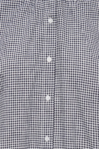 Blouse à manches courtes à carreaux vichy noirs et blancs de ONLY® avec fermeture à boutons blanche sur le devant.