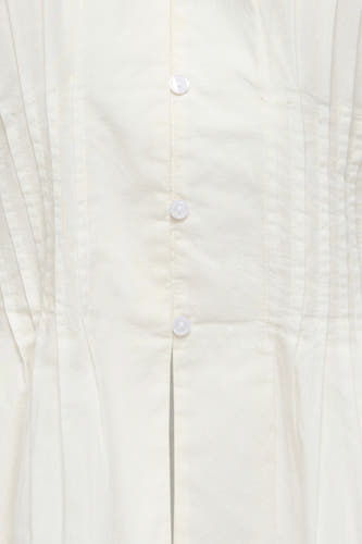 Chemisier blanc sans manches ONLY® avec col en V, fermeture boutonnée et plis sur le devant.