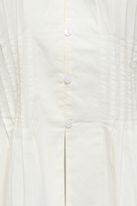 Chemisier blanc sans manches ONLY® avec col en V, fermeture boutonnée et plis sur le devant.