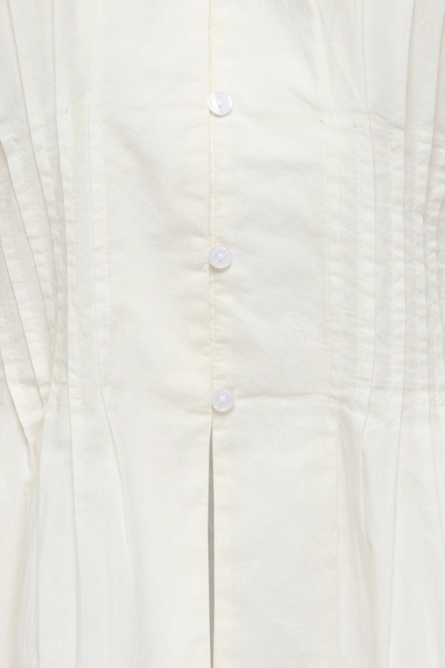 Chemisier blanc sans manches ONLY® avec col en V, fermeture boutonnée et plis sur le devant.