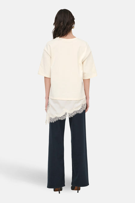 T-shirt beige à manches courtes de JDY, avec une coupe ample et un fond en dentelle asymétrique.