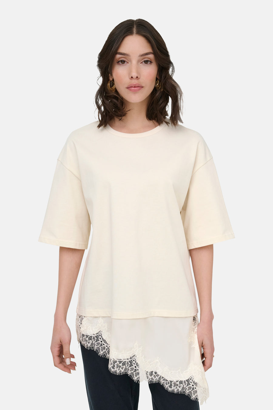 T-shirt beige à manches courtes de JDY, avec détails en dentelle sur le bas.