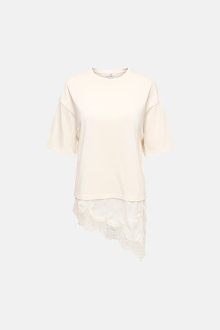 T-shirt beige à manches courtes de JDY, avec des détails de bords asymétriques sur le bas.