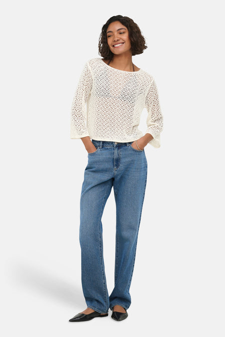 Ecru gebreide trui met ronde hals van JDY, licht doorschijnend patroon, wijde mouwen, model in lifestyle pose met jeans en zwarte loafers