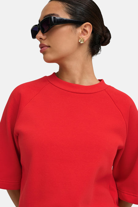 Rode ronde hals sweater van JDY, korte mouwen, gladde stof, model met zonnebril en oorbel, zijprofiel