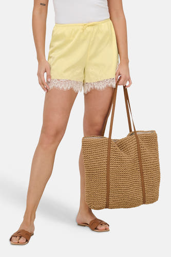 Short en satin effet satiné de ONLY® avec taille élastique, cordon de serrage et bordure en dentelle blanche, porté avec un t-shirt blanc.