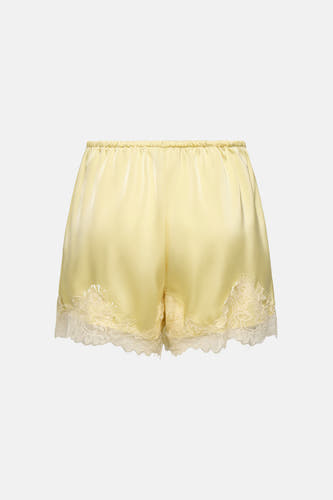 Short jaune élastique ONLY® avec aspect satiné et ourlet en dentelle crème, dos.