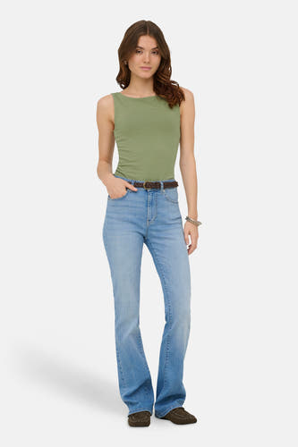 Groene top van ONLY® zonder mouwen met een boothals, gedragen met jeans en bruine mocassins.