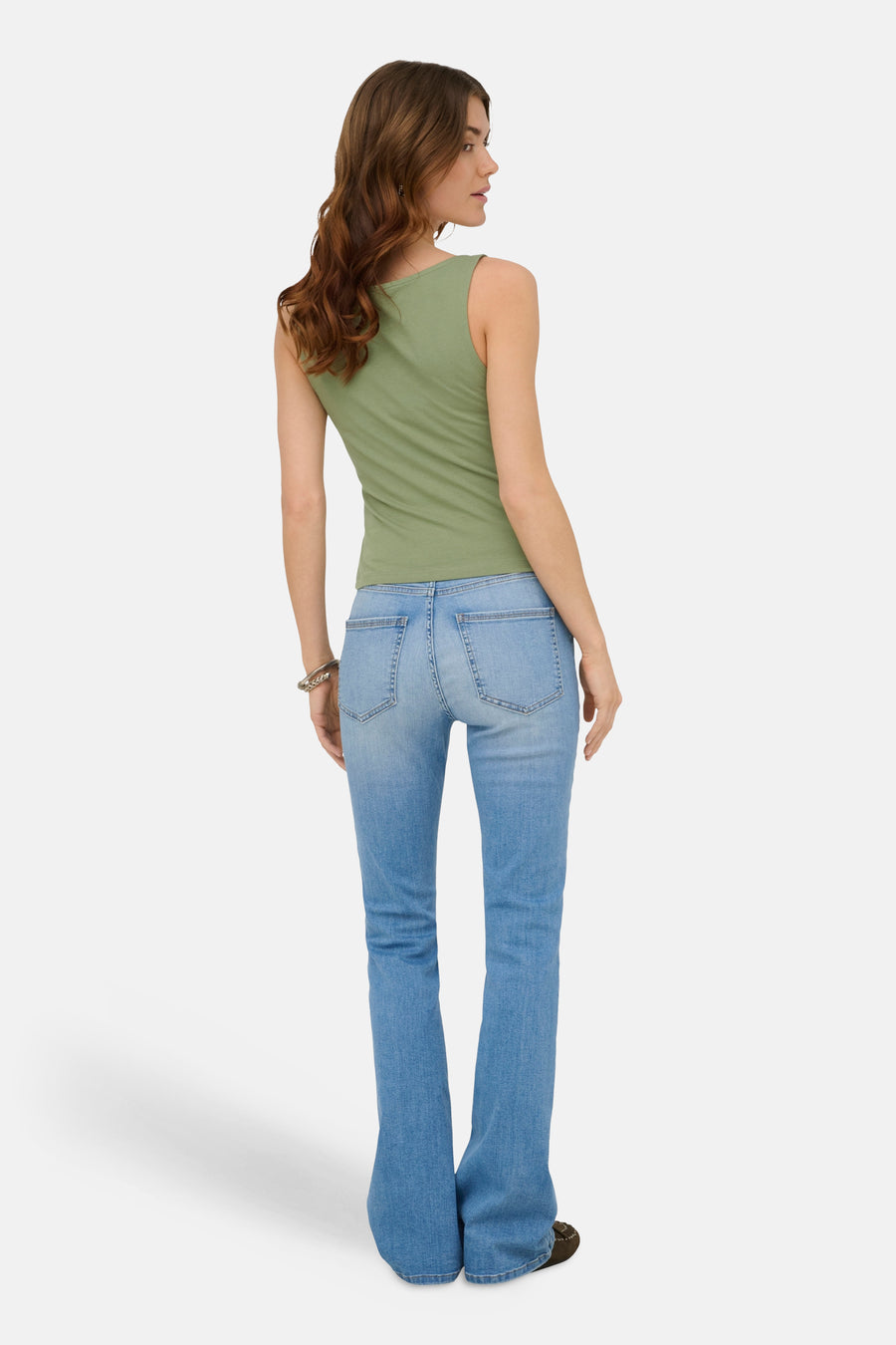Haut sans manches vert de ONLY®, vu de dos sur un mannequin portant un jean, un bracelet argenté et des chaussures foncées.