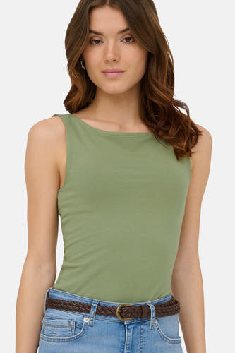 Haut sans manches vert à encolure bateau de ONLY®, porté avec une ceinture tressée marron et un jean bleu.