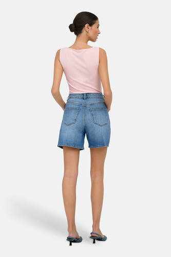 Haut sans manches rose de ONLY® vu de dos, combiné avec un short en jean.
